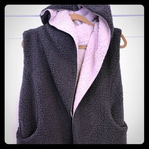 REVERSIBLE FLUFFY VEST W/ HOOD AND POCKETS